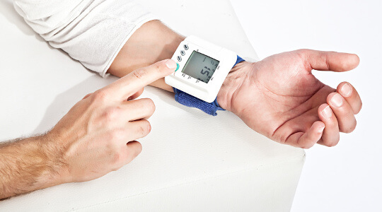 Mit einem Handgelenkgerät lässt sich der Blutdruck leicht und schnell bestimmen. 