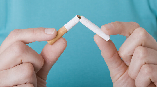 Rauchen abgewöhnen: Zigarette wird mit den Händen durchgebrochen und nicht angezündet